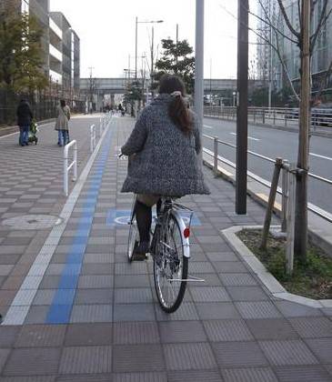 女子骑车路过顺手把别人的包给拿走了