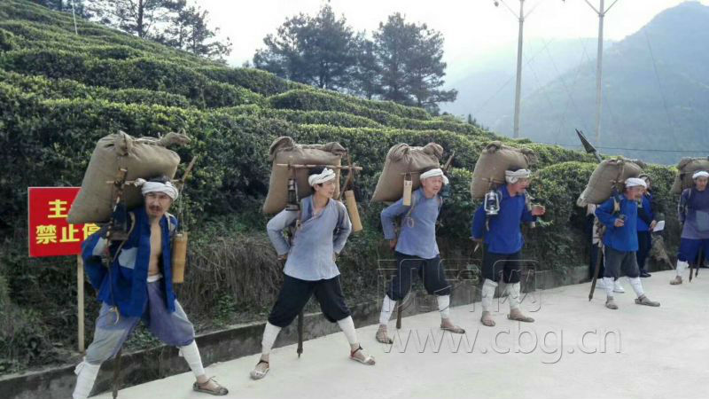 围观！万州茶盐古道惊现“背盐汉子”