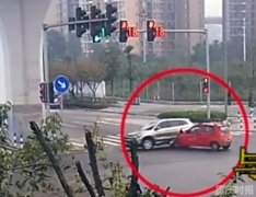 闯红灯遇上闯黄灯“两败俱伤”