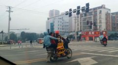 摩托车上挤4人 其中一乘客还怀抱2岁孩童