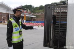 鸵鸟头高速上伸出货车 被发现后被处罚