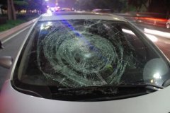 男子酒后驾车观察不当 两车追尾火花四射