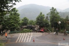 刹车失灵侧翻悬崖 万盛一水泥车被困