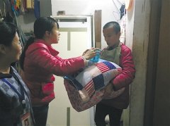 寒冬将至 特困居民获赠棉被