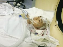 从自行车后座摔倒 大一女生命悬一线