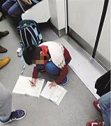 厉害了Word弟！ 在地铁上蹲着写作业是什么体验