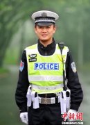 重庆交巡警挽救跳桥女孩生命 荣获“最美中国人”称号