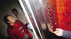 坐电梯得挨个数洞洞找楼层 这个小区业主咋不抓狂