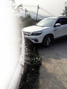 心疼快递小哥！连开8小时车送包裹 途中打瞌睡撞上护栏