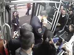 5分钟的等待 让这辆公交车充满爱