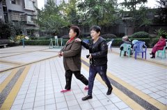 耍微信、发红包、逛淘宝 这个盲人孃孃有点潮