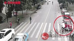 越野车加速倒车撞倒乘客  怎么预防？