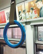 轨道车厢拉环上粘口香糖 真有人这么缺德