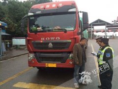 16次交通违法15次都是超限运输 这辆货车收费站被查