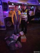 11个包裹跌落 快递员浑然不知