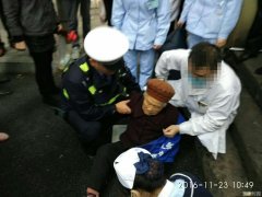 八旬老奶奶不慎摔伤 民警当靠背