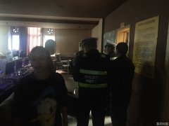 清洁工摔伤担心无人负责报警