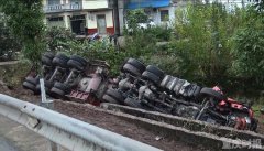 雨天路滑开车要小心 一水泥罐车侧翻