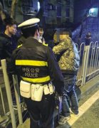 男子醉酒脖子卡护栏 好危险！