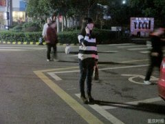 少女误将服务区当汽车站 执法人员助其脱离困