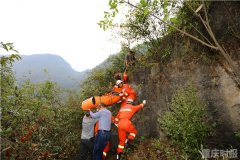 开车接电话 年轻小伙坠下40米悬崖