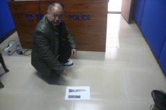 渝万高铁开通首日老人携带管制器具来乘车