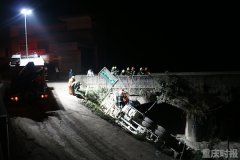 水泥罐车侧翻一人被困身亡