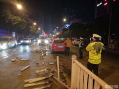 夫妻边酒驾边争吵酿事故 民警来了还在吵