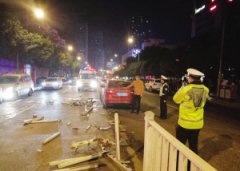 夫妻边酒驾边争吵 撞上隔离护栏