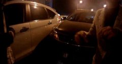 交通事故致两车亲密接触 交巡警巧妙指挥将车分开