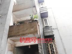 阳台花盆悬空，别让它成隐患