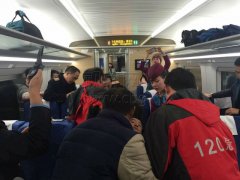 男子动车上突发疾病命悬一线 22分钟接力抢救转危为安