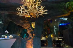 山洞里有家烤串店，​重庆​最火爆的山洞主题烤串店！