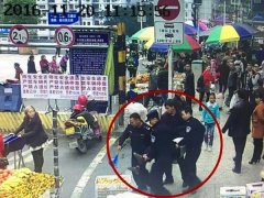 天冷人心暖 老人中风躺街上巡逻队员抱去医院还垫治疗费