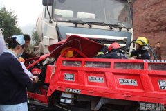 三轮车司机突然变道 撞上对向车丢了命