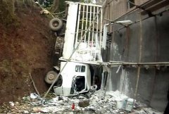 货车刹车失灵翻下10米悬崖 驾驶员被困