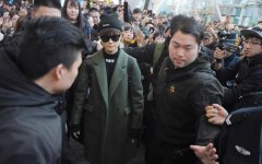 李宇春黑超酷范抵渝 近千粉丝接机堪比春运