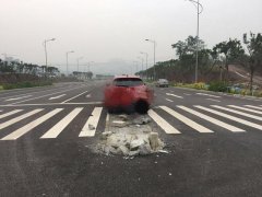 女司机开车还自拍 一头撞上隔离带