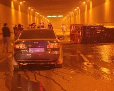 男子开车时低头捡手机 追尾三轮车致其翻车起火