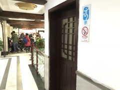 奥运会徽被“穿”上裙子成厕所标识 医院：尽快更换