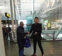 飞机起飞前发现钱包丢了 公交调度员深夜帮忙找包