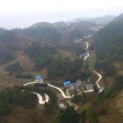 村里通了硬化路 靠山吃山饭更香