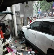 好吓人！SUV冲上人行道撞倒三人！