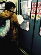 女学生轻轨上看书13个站 专家：使视力不断下降