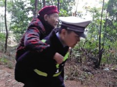 八旬老人迷路走三小时累瘫 警察蜀黍却做了件暖心的事