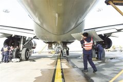 记者探访飞机“体检”现场 一场力与美的视觉盛宴