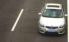 副驾驶伸出一条大腿，司机被扣8分，罚款550元…​重庆​的司机们注意了！