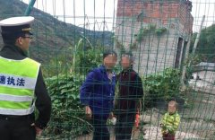 两岁萌娃欲独闯高速游玩 幸被执法人员发现