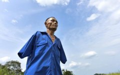 无臂男儿用双脚撑起一个家 含勺喂养九旬母亲