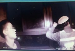 醉酒小伙他人家里呼呼大睡 房主以为进错门